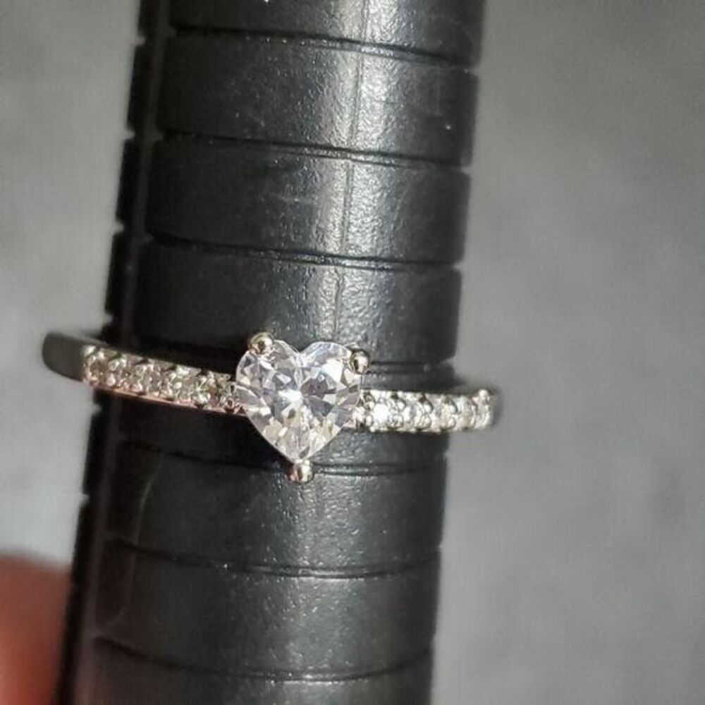 Silver tone rhinestone heart ring size 8.75